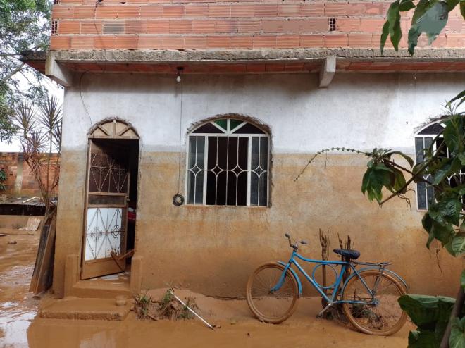 Residências foram invadidas pela água durante a chuva da noite de quarta para quinta-feira  