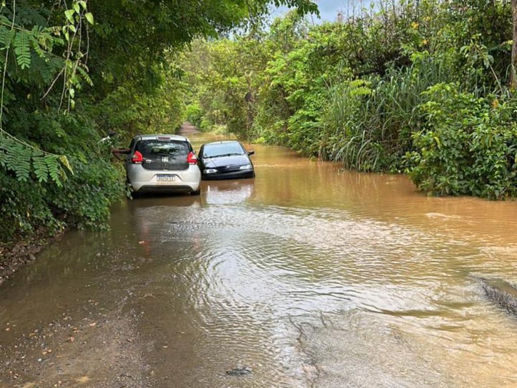 Trecho da estrada de Dionísio na Ponte Alta ficou inundado durante toda a manhã 