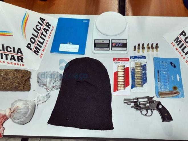 Revólver calibre 32, munição, maconha e outros objetos recolhidos na casa do autor
