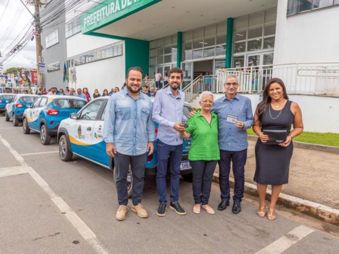 Micro-ônibus e automóveis foram adquiridos com recursos federais, sendo destinados ao município por meio de emenda parlamentar do deputado federal Hercílio Diniz 