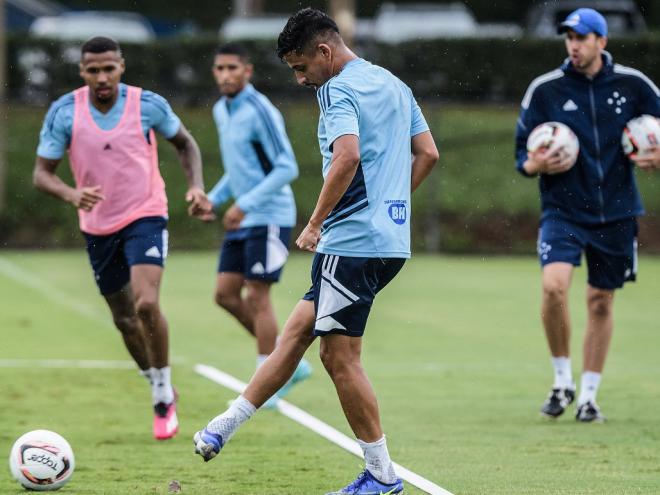 O time celeste entra em campo às 19h deste sábado