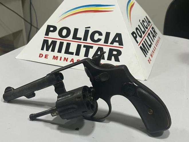 O revólver de calibre 38 foi encontrado no carro abordado pela Polícia Militar