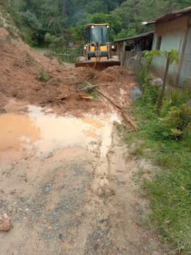 Muitas estradas foram bloqueadas por terra em Antônio Dias durante esse período chuvoso