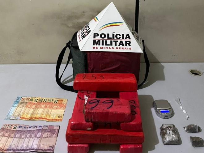 Menor de idade transportava todo esse material em uma bolsa térmica, quando foi abordado por policiais militares, no bairro Cidade Nobre, em Ipatinga 