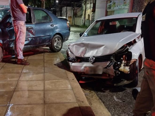 Os dois carros colidiram na esquina das ruas Poços de Caldas com a Aimorés
