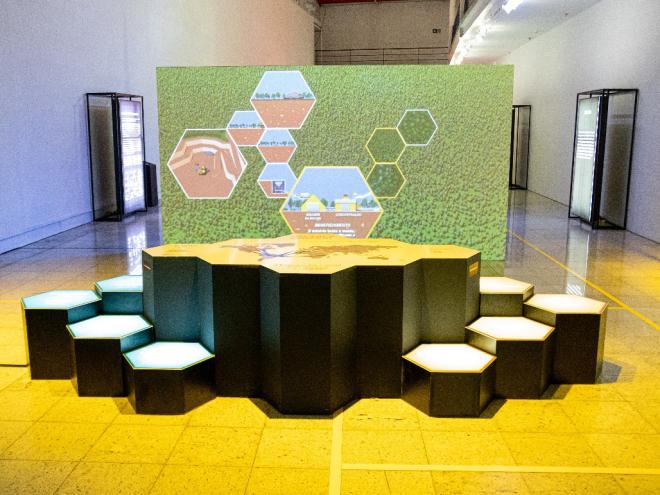 Público diversificado participa das visitas de experiências: recursos tecnológicos do país