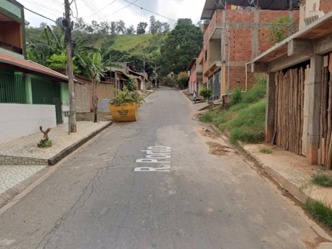 A vítima foi atacada nesta rua, quando se preparava para guardar o carro na garagem