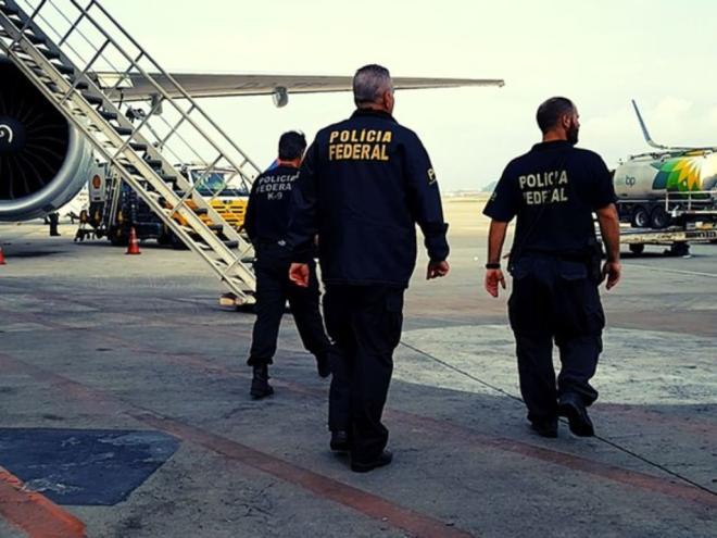 Agentes prenderam os três brasileiros deportados dos EUA e acusados de crimes graves no Brasil 