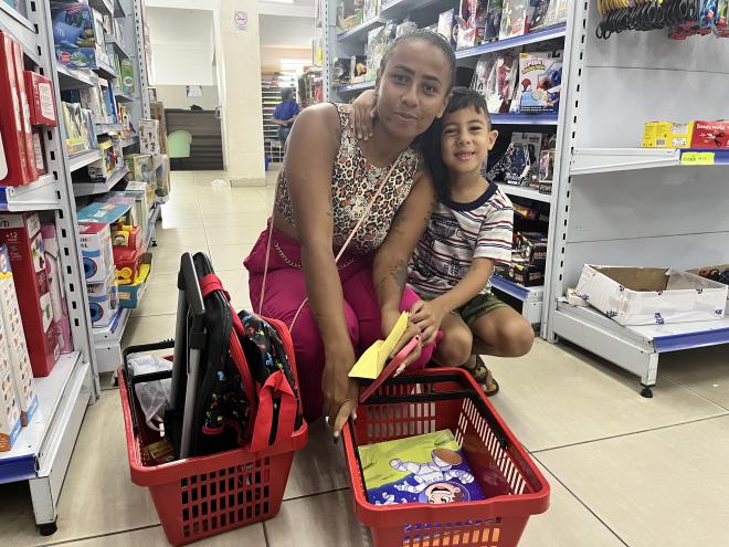 Ana Carolina foi às compras acompanhada do filho Heitor, de 5 anos 