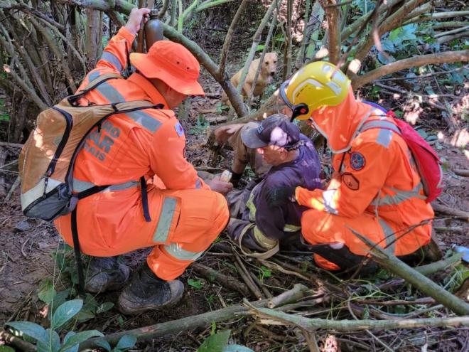 Os bombeiros localizaram o idoso em área de difícil acesso, graças aos latidos de seu cachorro