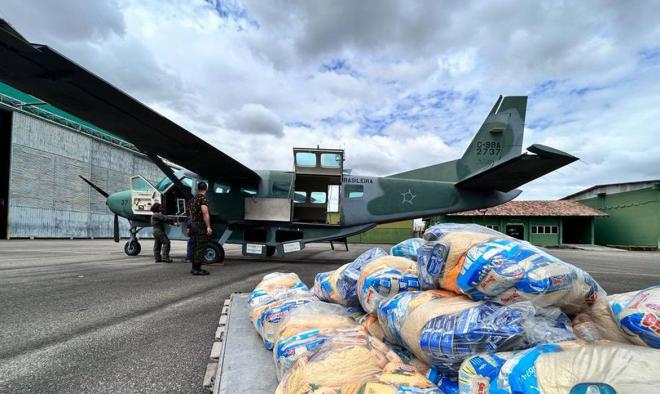 Avião da Força Aérea Brasileira é carregado com alimentos e medicamentos destinados aos povos da Floresta Amazônica