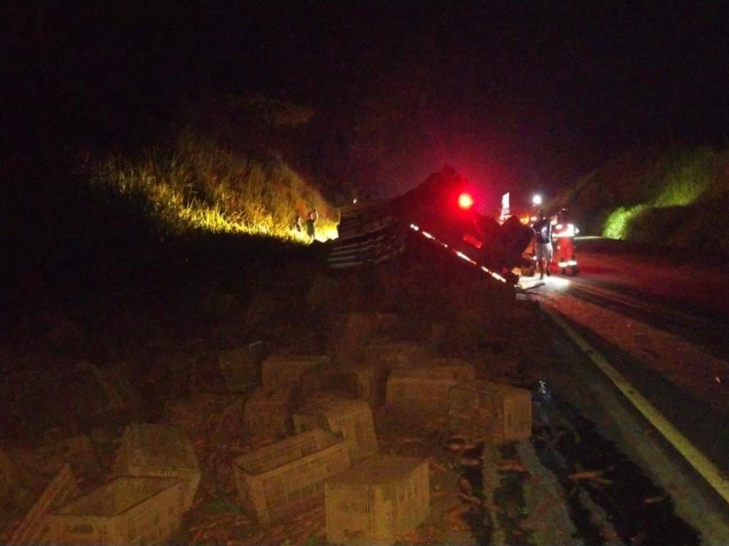 Carga de cenouras ficou espalhada pela pista da BR-381 