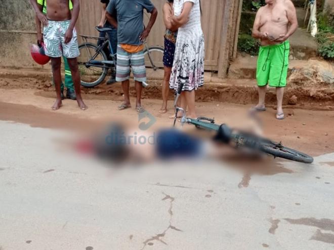 Populares depararam com a vítima caída junto à bicicleta, que ela conduzia no Manoel Maia