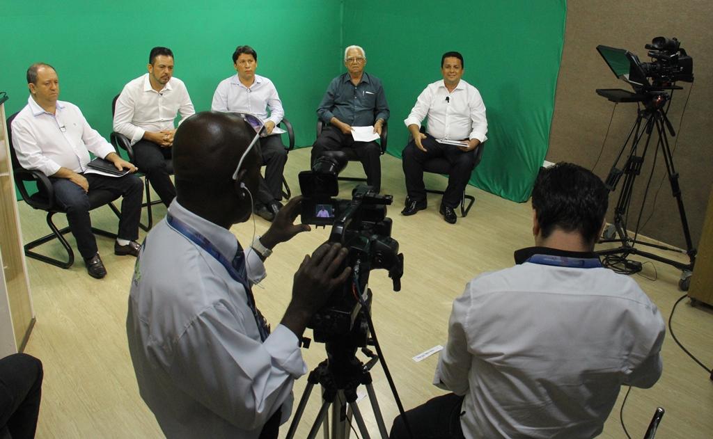 Debate iniciado às 21h só foi encerrado por volta de 23h. Iniciativa de contemplar a participação de todos os concorrentes alonga o programa. 