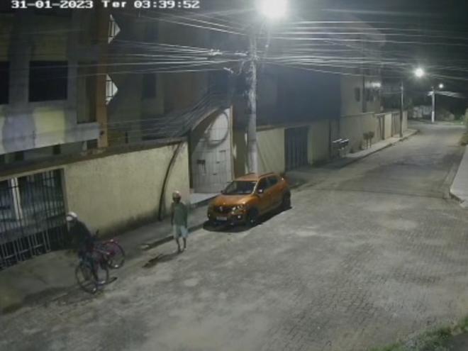 No bairro Novo Horizonte ladrão sai carregando duas bicicletas ao mesmo tempo 