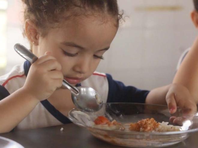 A iniciativa tem por finalidade promover a saúde e segurança higiênica sanitária na elaboração das refeições servidas aos alunos