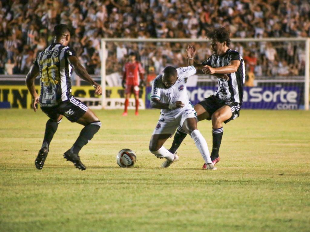 A partida no Ipatingão foi movimentada 