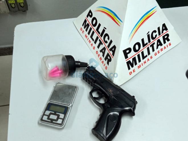 Pinos com cocaína, uma balança e ainda uma réplica de pistola apreendidos com os dois presos
