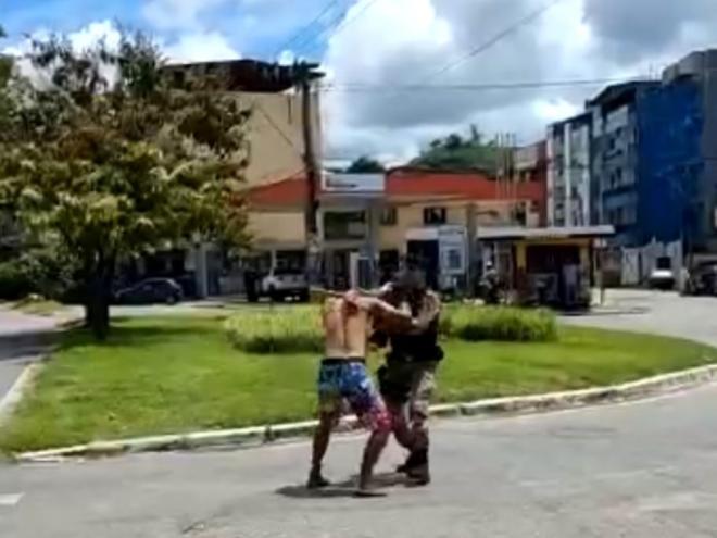 O homem agrediu o policial militar com socos durante a abordagem 