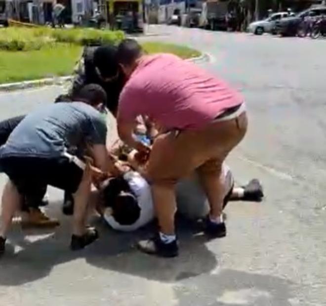 Populares ajudaram o policial a imobilizar o homem de 30 anos