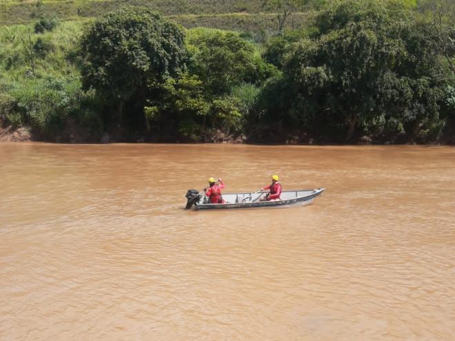 Buscas são realizadas à margem do rio e com o uso de embarcação 