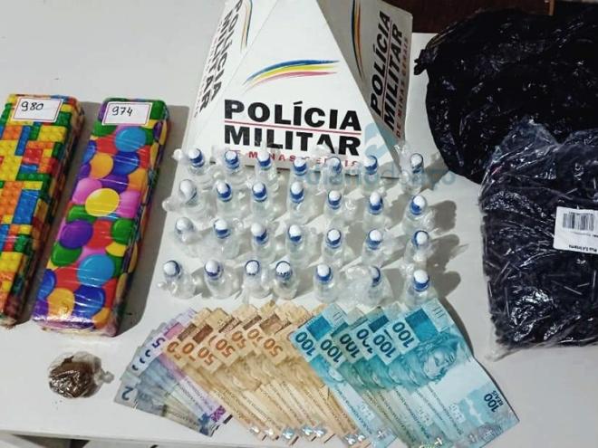 As duas barras de maconha, frascos com o lança-perfume e dezenas de pinos vazios usados para acondicionar cocaína foram apreendidos pela PM