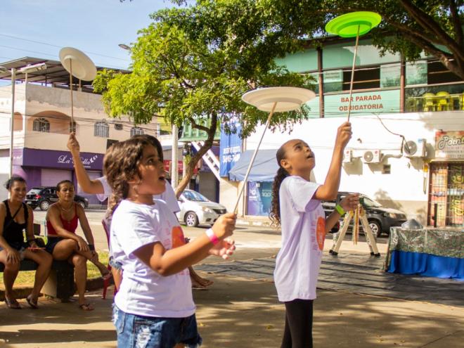 Grupo de Teatro Farroupilha leva atrações artísticas e culturais até a praça central do bairro