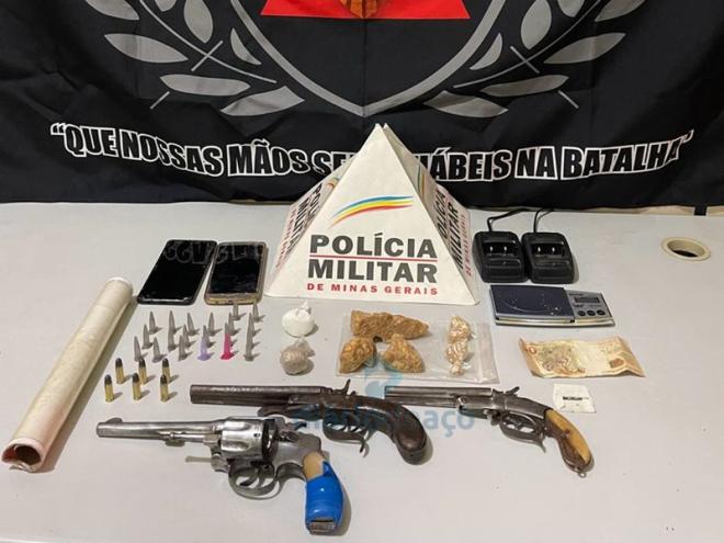 As armas e drogas apreendidas durante a operação da PM no Limoeiro