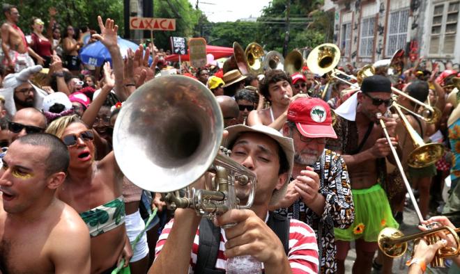 Nos dias de festa, o folião não deve deixar de lado os cuidados com a saúde 