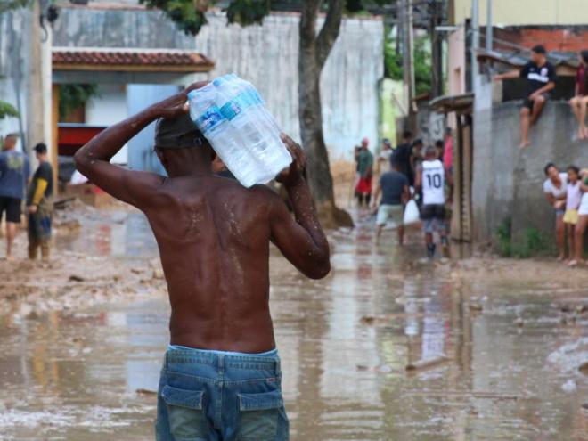 Com as cidades e comunidades isoladas e sem abastecimento desde sábado, água potável virou produto escasso e comércio aproveita para faturar 