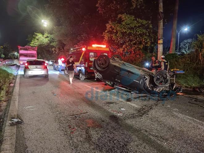 O Veloster estava com quatro ocupantes quando capotou na madrugada desta quarta-feira