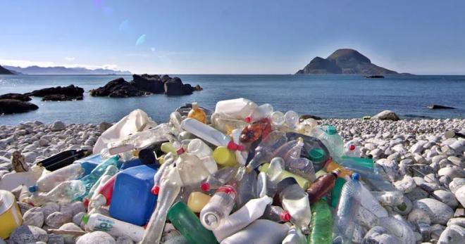 O plástico é um dos principais protagonistas da poluição marinha – Foto: Snemann on Visual Hunt