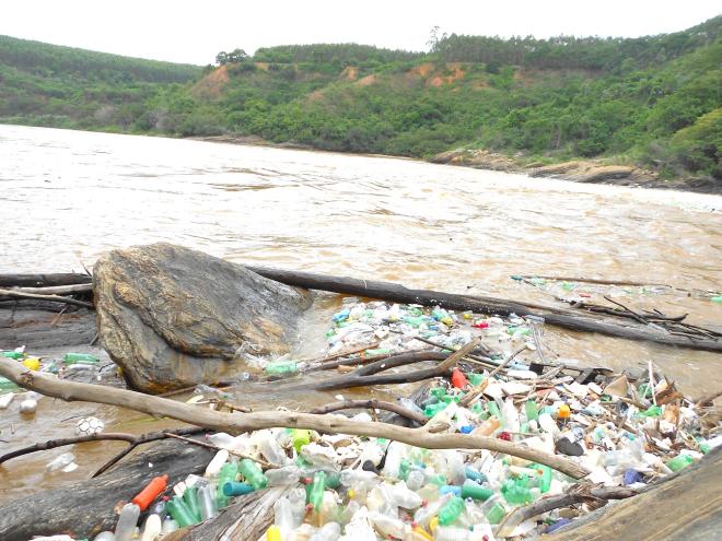 Acúmulo de embalagens plásticas no rio Doce