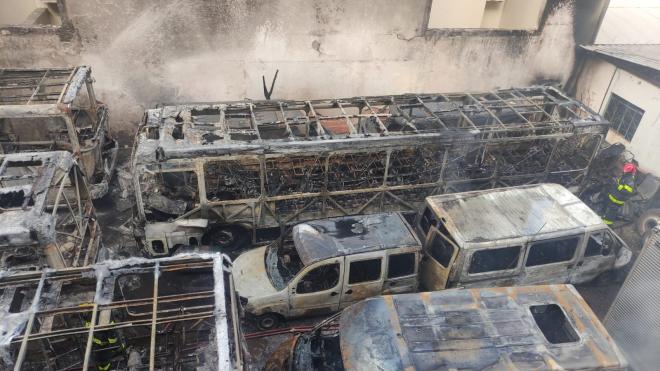 Incendio destruiu quatro ônibus, duas vans e um sétimo veículo que estavam nos fundos da garagem 