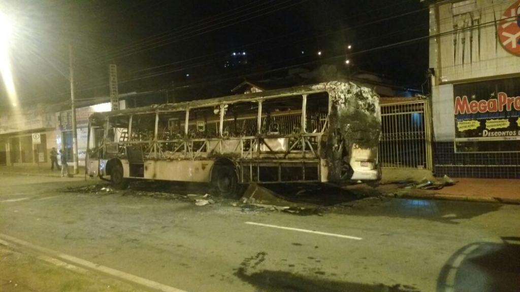 Ônibus da linha 601 foi totalmente queimado