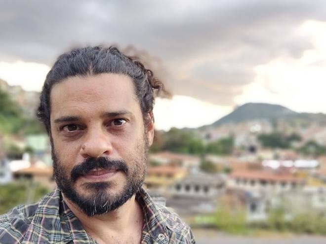 O artista Milton Lira ministra oficina de gravura de impressão única