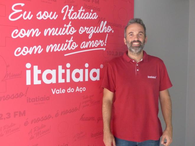 O supervisor de Rede e Afiliadas da Rádio Itatiaia, Felipe Martins, nas dependências da emissora