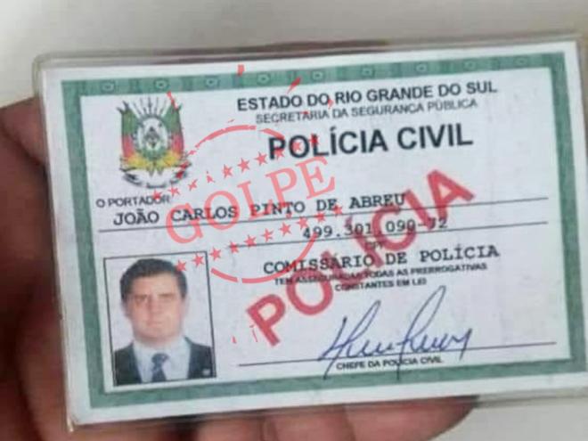 Estelionatários confeccionaram até uma identidade funcional com a foto de um verdadeiro policial civil; outros membros da quadrilha tinham também uma encenação de sala de delegacia 