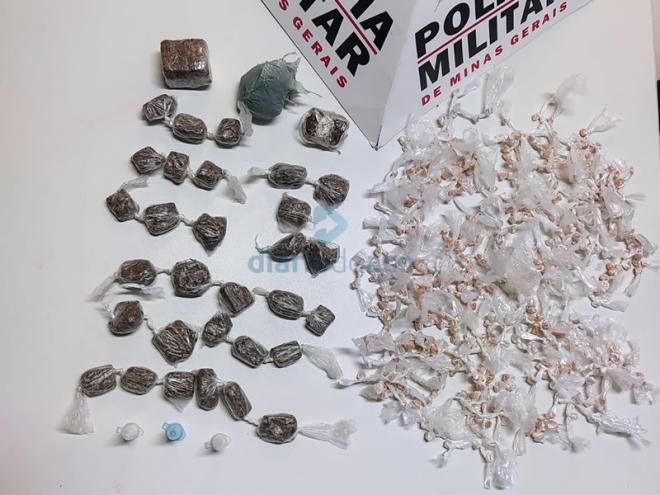 As centenas de pedras de crack, porções de maconha e cocaína recolhidas no distrito, em Marlieria
