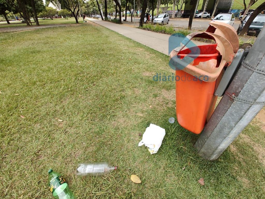 Testemunhas disseram que vândalos reviraram a  maioria das lixeiras no interior do parque e algumas foram quebradas