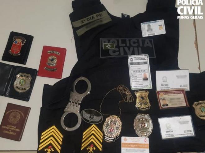 O homem vestia colete balístico usava distintivo da PCMG e em sua residência foram encontradas identidades funcionais das forças de segurança 