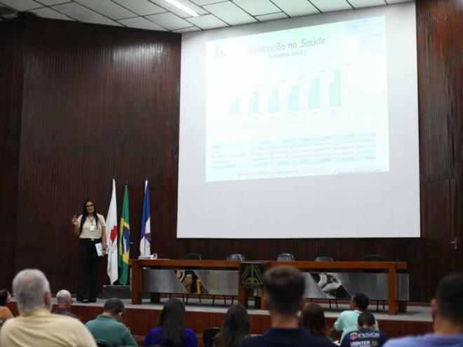 A apresentação ficou a cargo da controladora geral do município, Maria Lúcia de Oliveira, servidora de carreira da prefeitura