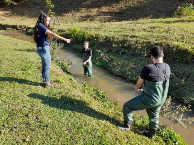  Instituto trabalha em ações como o estudo da medição de vazão hidrológica do Córrego Ipaneminha 
