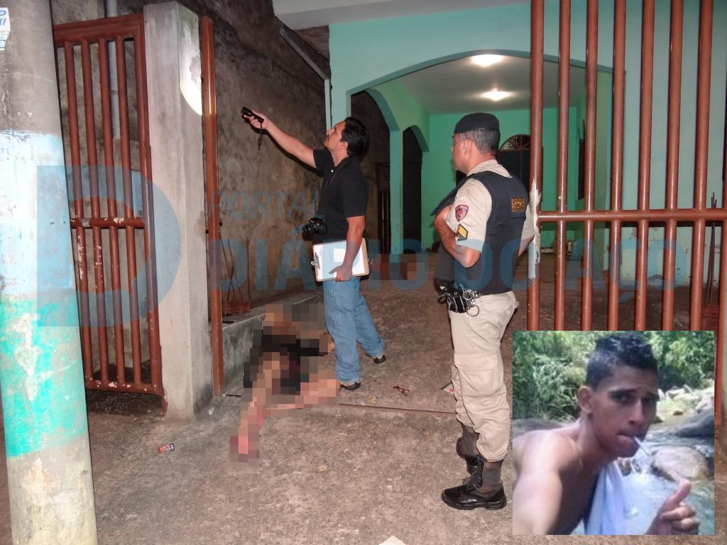 Perito da Polícia Civil procura marcas dos tiros na casa onde morreu também Glawber (no detalhe), que tentou correr e morreu na garagem