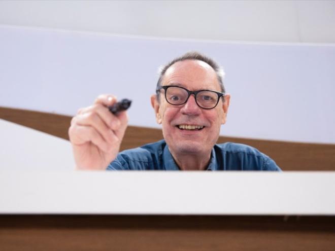 Paulo ficou famoso por suas charges no programa Roda Viva, desde 1987