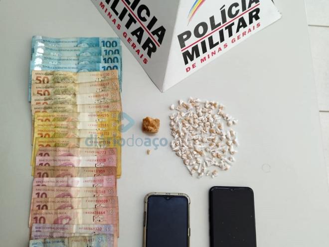 As pedras de crack apreendidas na residência de um casal de jovens