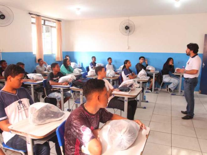Os materiais serão entregues aos 6 mil alunos da rede