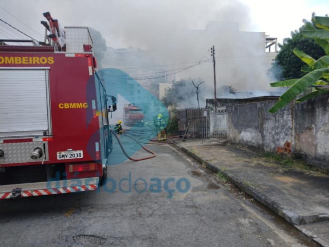 Incêndio teria começado quando mulher foi colocar fogo em um fogão à lenha na manhã desta quarta-feira