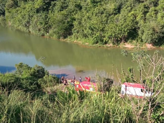 Populares viram o corpo na água e acionaram o Corpo de Bombeiros, na tarde desta quinta-feira