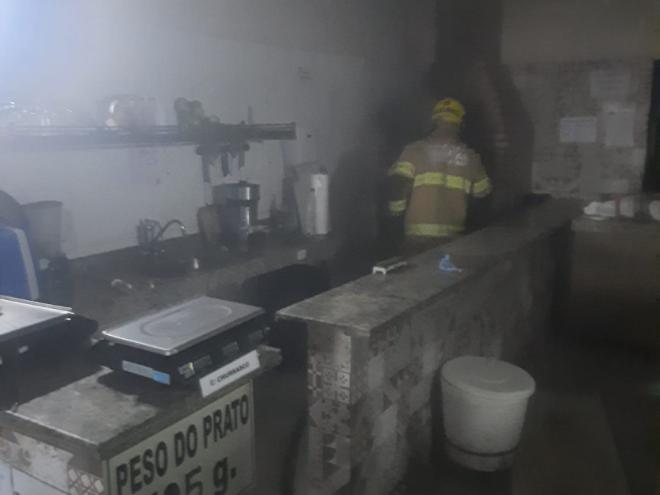 O fogo foi debelado quando ainda estava restrito na área da churrasqueira do restaurante